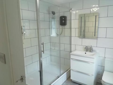 Room, 1 Bedroom | Bathroom