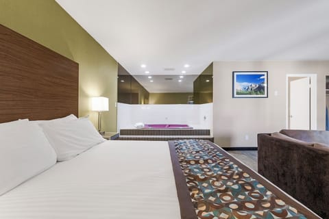 Deluxe Suite, 1 King Bed, Non Smoking, Jetted Tub | Blackout drapes, iron/ironing board, free WiFi, bed sheets