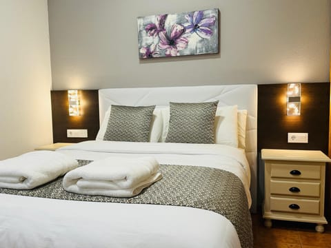 Superior Suite, Park View | Down comforters, desk, laptop workspace, soundproofing
