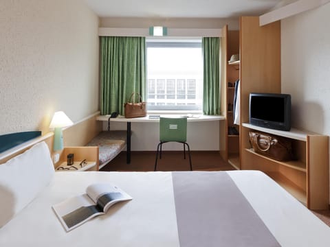 Double Room | In-room safe, desk, soundproofing, free WiFi