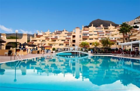 2 outdoor pools, pool umbrellas