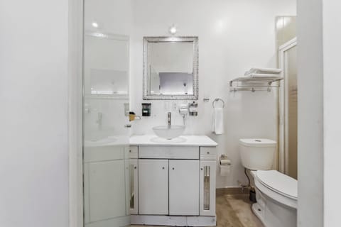 Quadruple Room | Bathroom | Shower, hair dryer, towels, shampoo