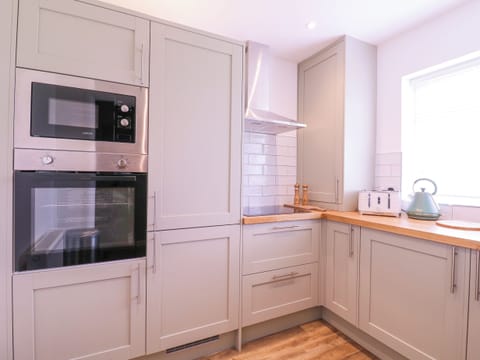 Fridge, cookware/dishes/utensils