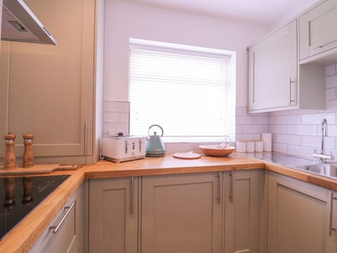 Fridge, cookware/dishes/utensils