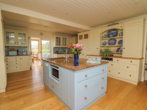 Fridge, dishwasher, cookware/dishes/utensils