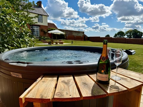 Cottage | Outdoor spa tub