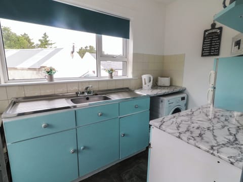 Electric kettle, toaster, cookware/dishes/utensils