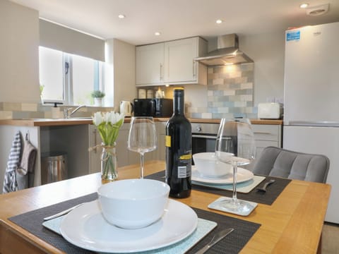 Electric kettle, toaster, cookware/dishes/utensils