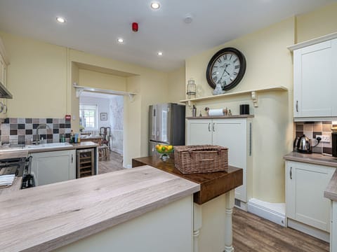 Fridge, dishwasher, toaster, cookware/dishes/utensils