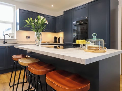 Fridge, dishwasher, cookware/dishes/utensils