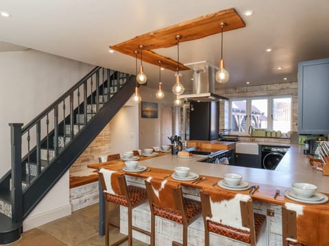 Cottage | Private kitchen | Fridge, dishwasher, cookware/dishes/utensils