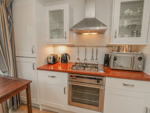 Cottage | Private kitchen | Fridge, electric kettle, toaster, cookware/dishes/utensils