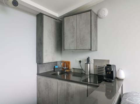 Electric kettle, cookware/dishes/utensils