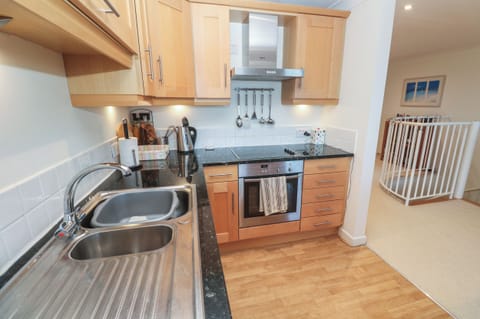 Dishwasher, electric kettle, cookware/dishes/utensils