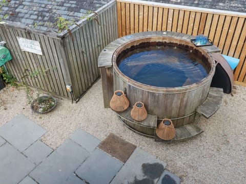 Cottage | Outdoor spa tub
