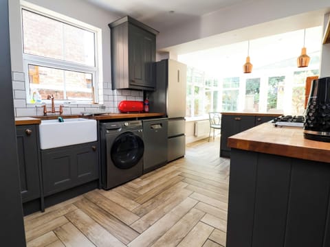 Cottage | Private kitchen | Fridge, microwave, dishwasher, toaster