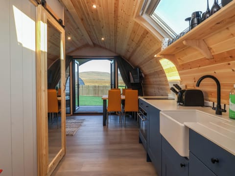 Fridge, cookware/dishes/utensils