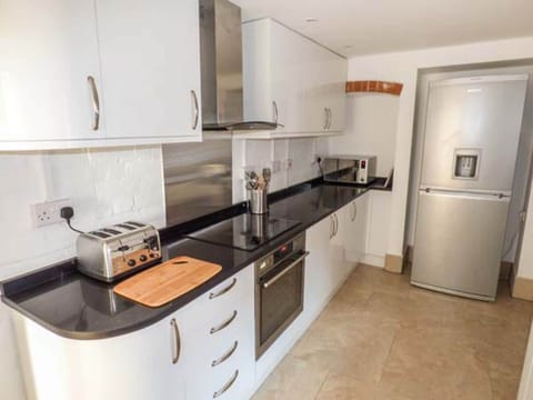 Fridge, dishwasher, cookware/dishes/utensils