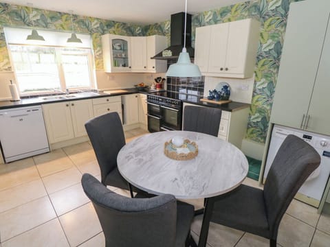 Fridge, dishwasher, cookware/dishes/utensils