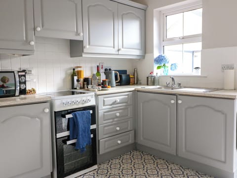 Dishwasher, electric kettle, toaster, cookware/dishes/utensils