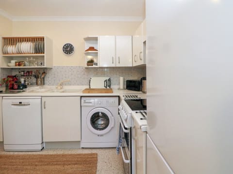 Dishwasher, cookware/dishes/utensils