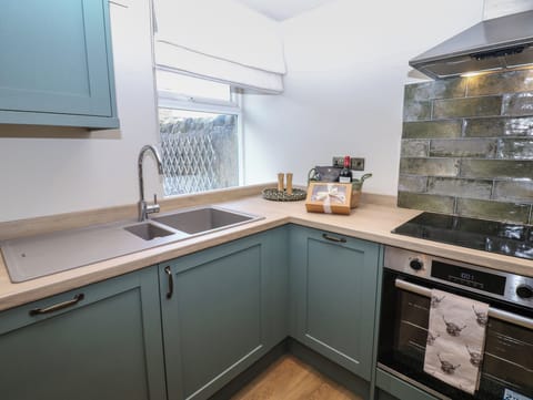 Fridge, dishwasher, cookware/dishes/utensils