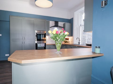 Cottage | Private kitchen | Fridge, dishwasher, cookware/dishes/utensils