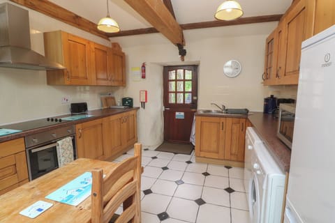 Cottage | Private kitchen | Fridge, dishwasher, electric kettle, toaster