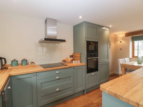 Cottage | Private kitchen | Fridge, dishwasher, electric kettle, toaster