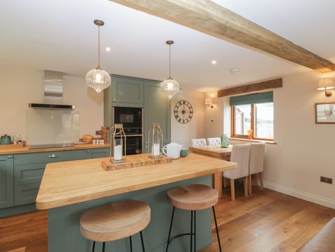 Cottage | Private kitchen | Fridge, dishwasher, electric kettle, toaster