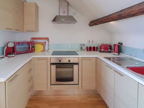 Cottage | Private kitchen | Fridge, dishwasher, electric kettle, toaster