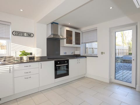 Fridge, cookware/dishes/utensils