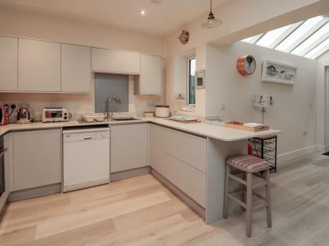 Cottage | Private kitchen | Fridge, dishwasher, electric kettle, toaster