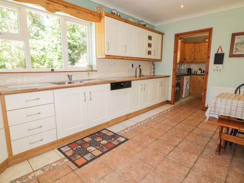 Cottage | Private kitchen | Dishwasher, cookware/dishes/utensils
