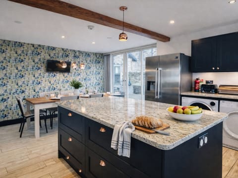 Cottage | Private kitchen | Fridge, dishwasher, electric kettle, toaster