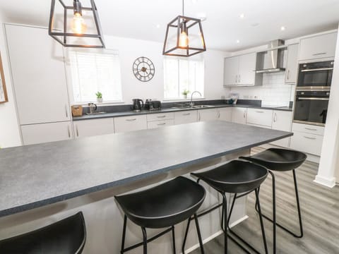 Dishwasher, cookware/dishes/utensils