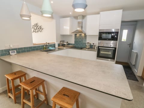 Fridge, dishwasher, cookware/dishes/utensils