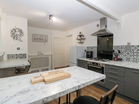 Fridge, dishwasher, cookware/dishes/utensils