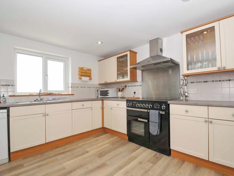 Cottage | Private kitchen | Fridge, dishwasher, cookware/dishes/utensils