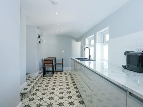 Dishwasher, cookware/dishes/utensils