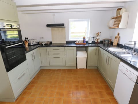 Cottage | Private kitchen | Fridge, dishwasher, electric kettle, toaster