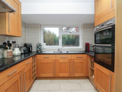 Fridge, dishwasher, toaster, cookware/dishes/utensils