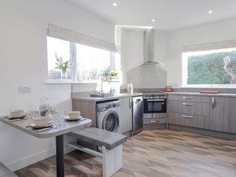 Dishwasher, electric kettle, toaster, cookware/dishes/utensils