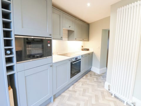 Dishwasher, electric kettle, toaster, cookware/dishes/utensils