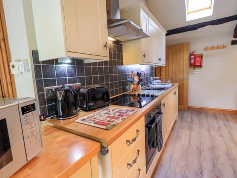 Cottage | Private kitchen | Fridge, cookware/dishes/utensils