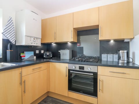 Electric kettle, toaster, cookware/dishes/utensils