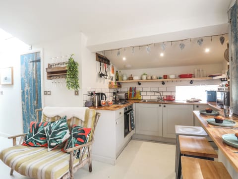 Electric kettle, toaster, cookware/dishes/utensils