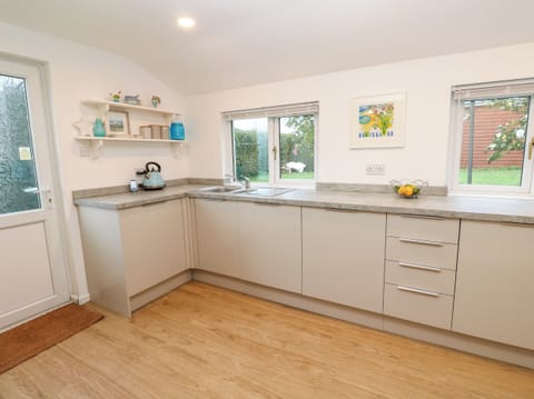 Dishwasher, electric kettle, toaster, cookware/dishes/utensils