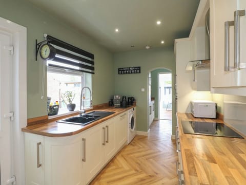 Dishwasher, electric kettle, toaster, cookware/dishes/utensils