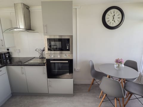 Electric kettle, toaster, cookware/dishes/utensils